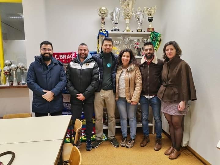 Eleições: Cabeça de lista da IL promete levar para a AR cachecol de equipa de Tabuaço se for eleito - Jornal do Centro