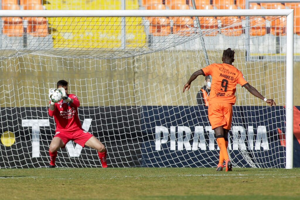  Académico de Viseu perdeu com o Varzim com um golo ao cair do pano - Jornal do Centro