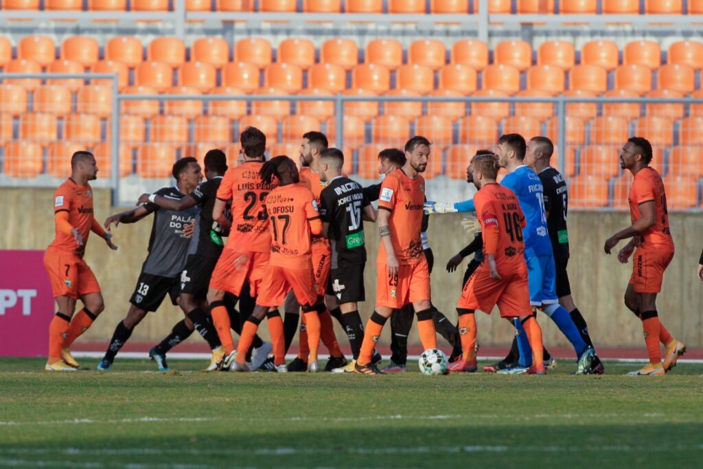  Confusão no jogo entre Académico e Varzim - Jornal do Centro