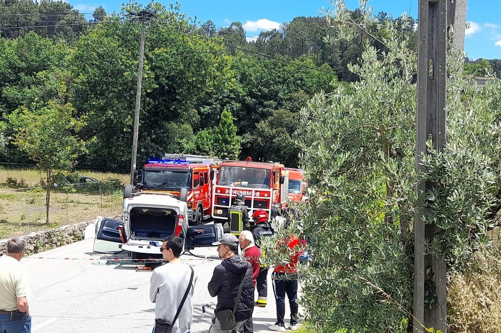  Despiste seguido de capotamento faz dois feridos em Casal de Mundão - Jornal do Centro