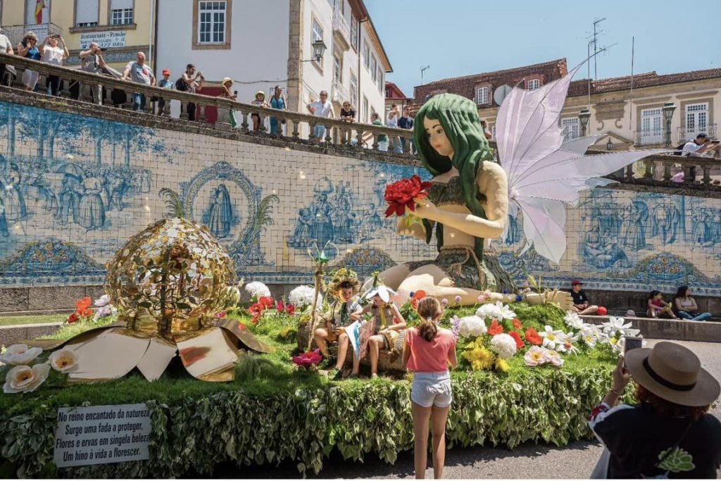  Cavalhadas de Vildemoinhos: ‘Flor do Pavia’ vence concurso dos carros alegóricos - Jornal do Centro