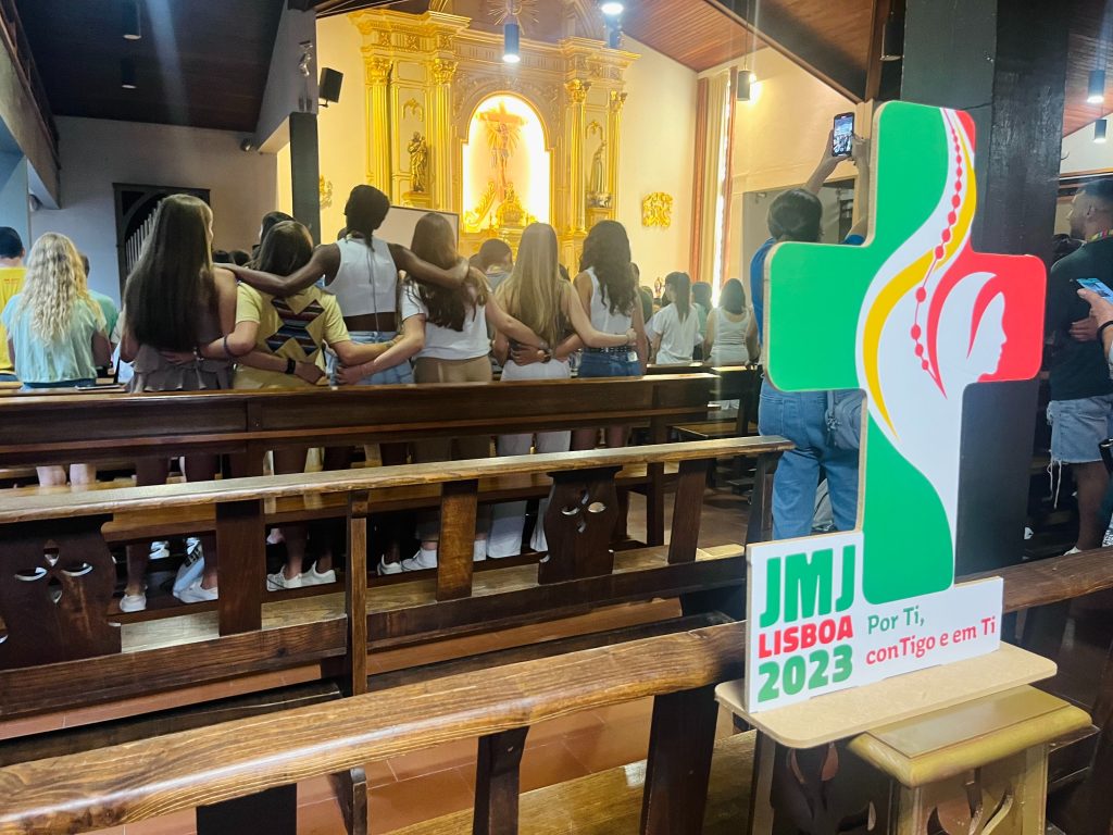  JMJ: Centenas de jovens já estão em Viseu ‘movidos pela fé e pelo amor a Deus’ - Jornal do Centro