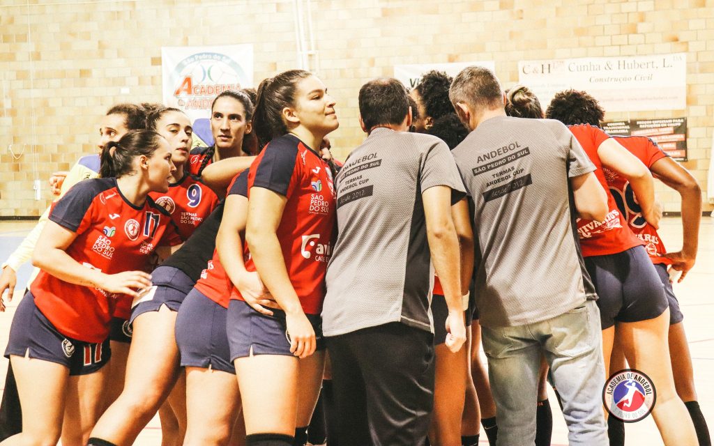  Andebol feminino: Academia ganha e salta para o segundo lugar - Jornal do Centro