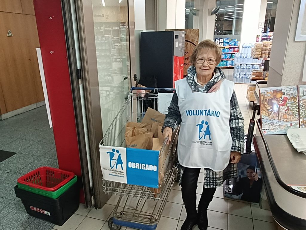  Banco Alimentar: ‘Ajudar os outros é um dever moral’, diz quem colabora na campanha - Jornal do Centro