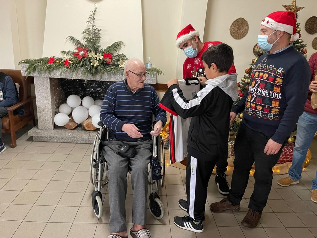  Pedreles entregou cabazes a famílias e surpreendeu antigo jogador - Jornal do Centro