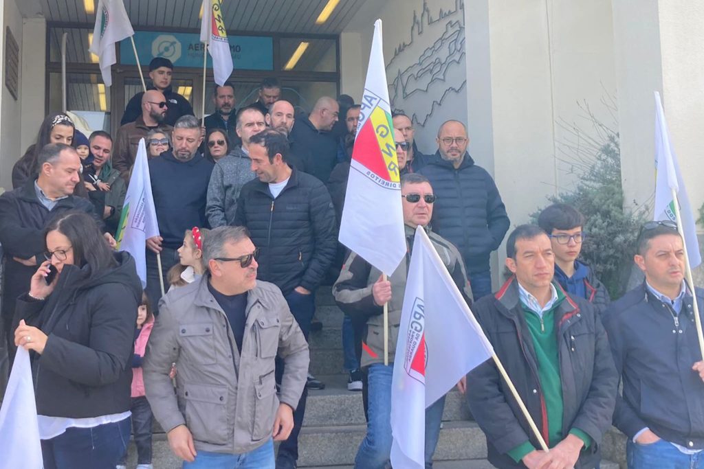  Mais de 60 elementos da GNR em manifestação em Viseu por causa de dívida dos serviços nos aeródromos - Jornal do Centro