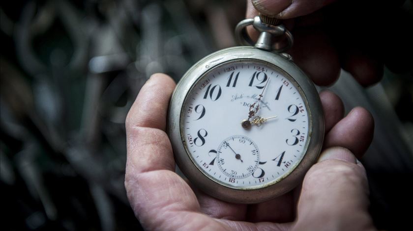  Relógios atrasam uma hora na madrugada de domingo - Jornal do Centro