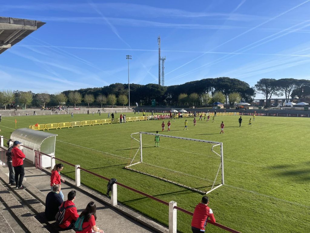  Sport Lisboa e Nelas ”faz a chamada” e convida mais de 800 jovens a jogar futebol - Jornal do Centro