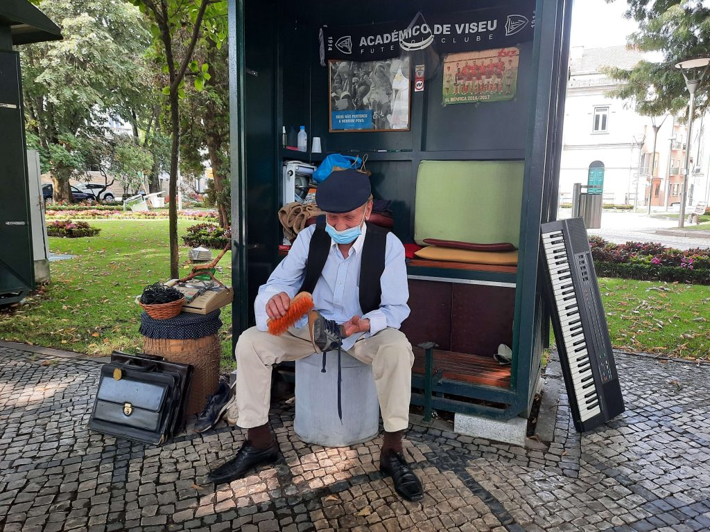  “Antigamente, o cliente é que esperava pelo engraxador” - Jornal do Centro