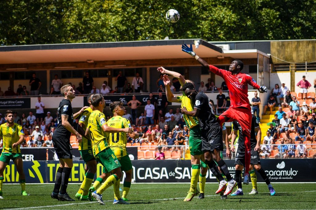  Adepto do Tondela rebenta petardo no dérbi e está proibido de entrar em estádios de futebol - Jornal do Centro