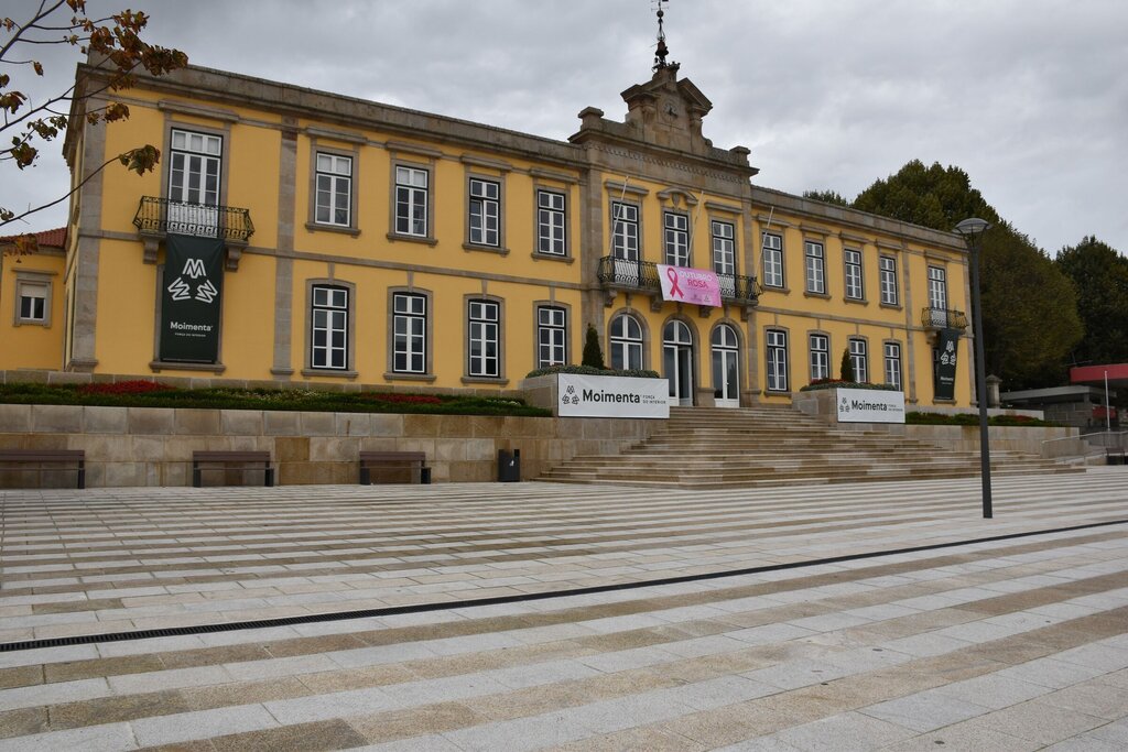  Moimenta da Beira: Câmara ilumina de rosa os Paços do Concelho - Jornal do Centro