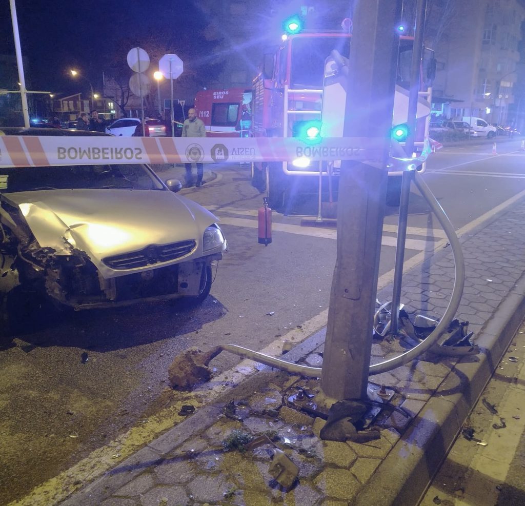  Viseu: Condutor despista-se e embate em poste de iluminação - Jornal do Centro