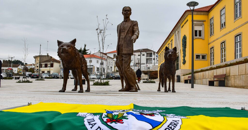  Aquilino Ribeiro e os lobos na praça principal de Moimenta da Beira - Jornal do Centro