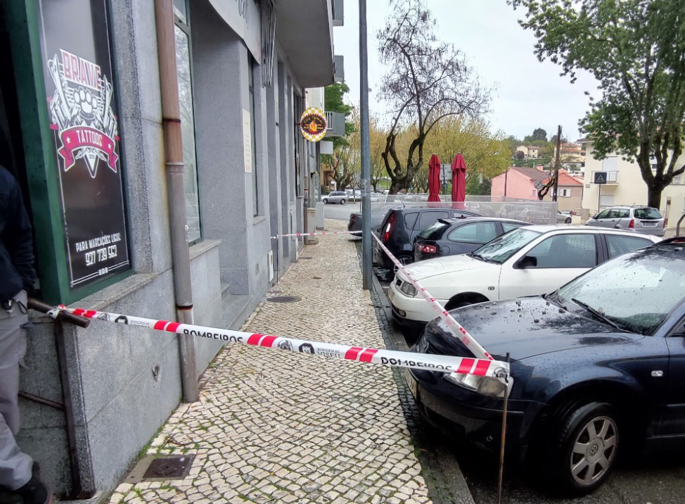  Queda de revestimento de prédio atinge carros na via pública em Marzovelos (Viseu) - Jornal do Centro