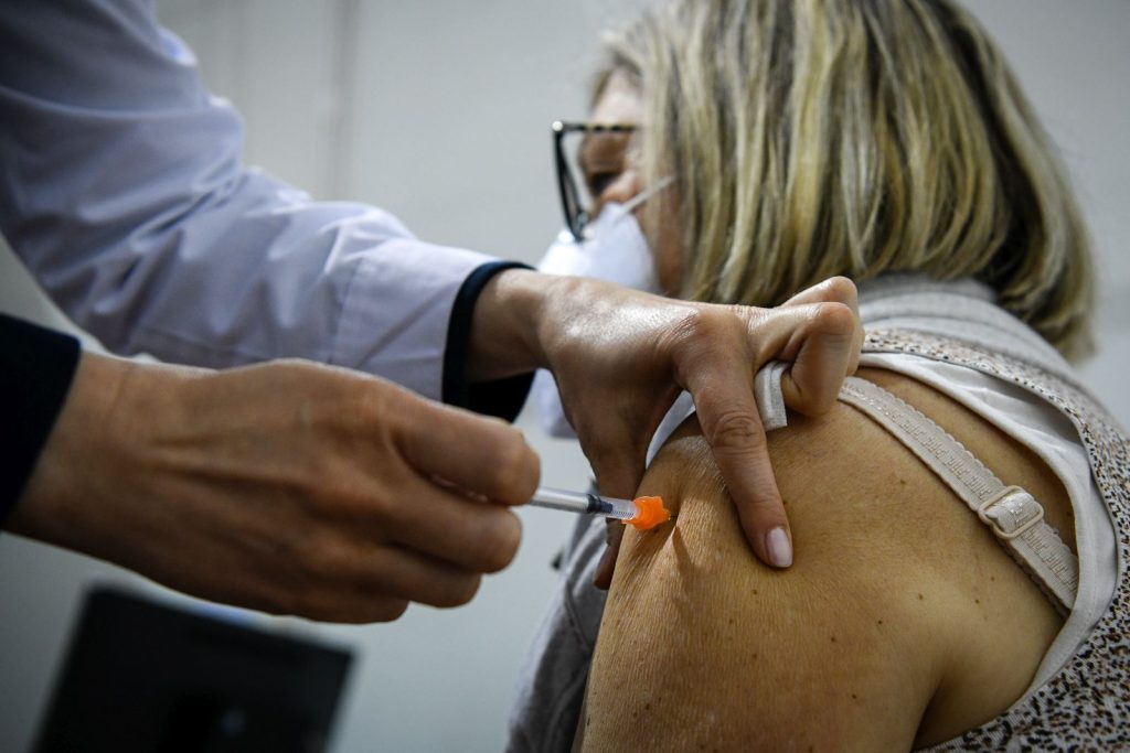  Mais de 100 pessoas que fizeram auto-agendamento foram vacinadas no Pavilhão Multiusos - Jornal do Centro