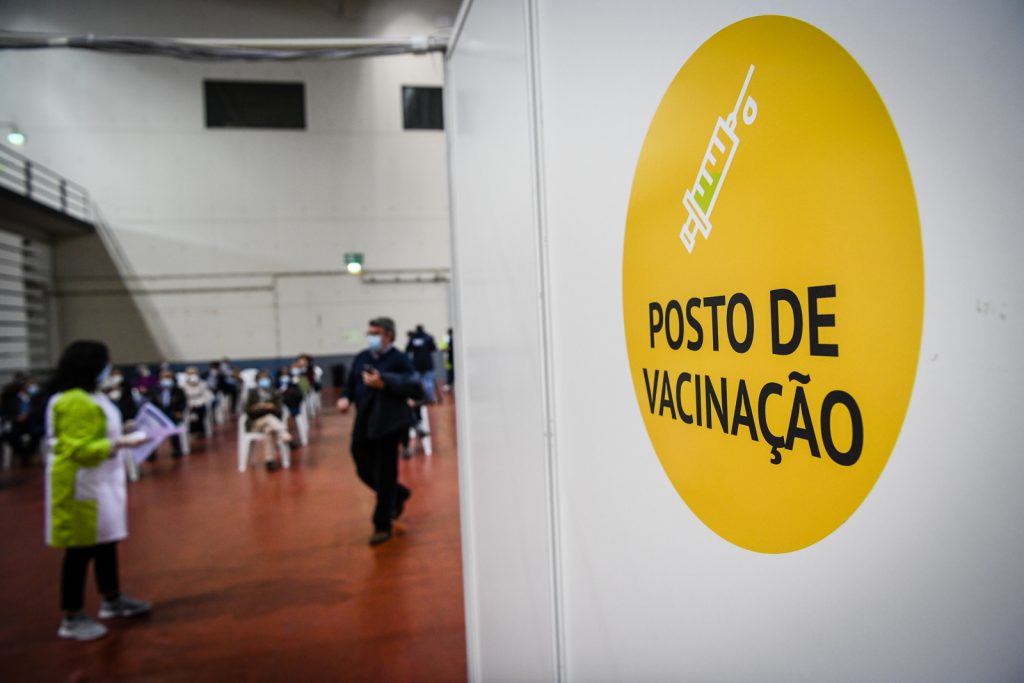  Covid-19: centro de vacinação sai do Multiusos para o prédio da Segurança Social - Jornal do Centro