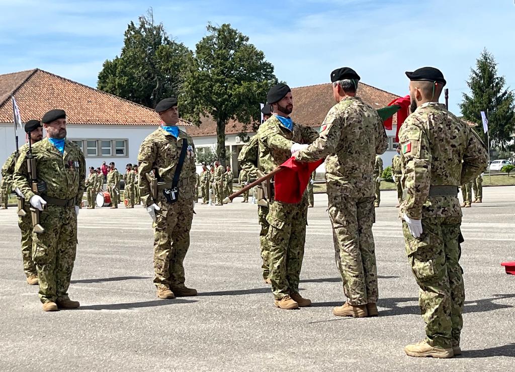  Força militar que sai de Viseu para a Roménia recebeu estandarte nacional - Jornal do Centro