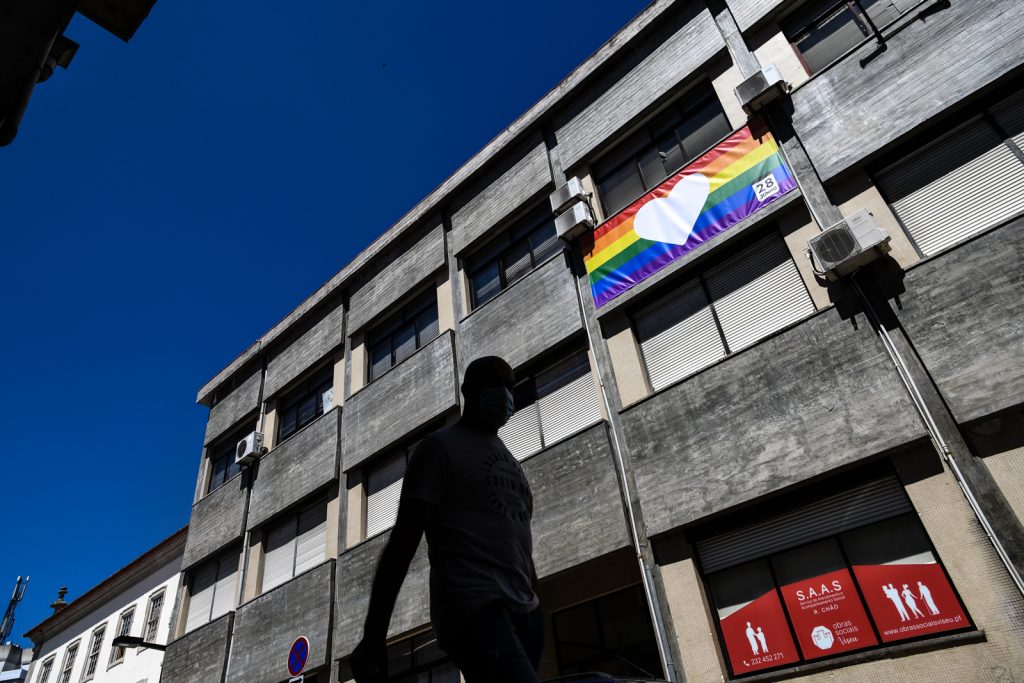  Bandeira LGBT no segundo andar da Rua das Bocas - Jornal do Centro