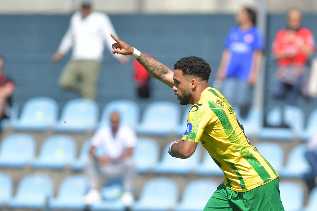  CDTondela: Antigo jogador do clube vence prémio de melhor Jovem da Segunda Liga - Jornal do Centro