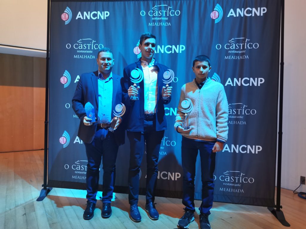  Nadadores e treinador do Crasto premiados em Aveiro - Jornal do Centro