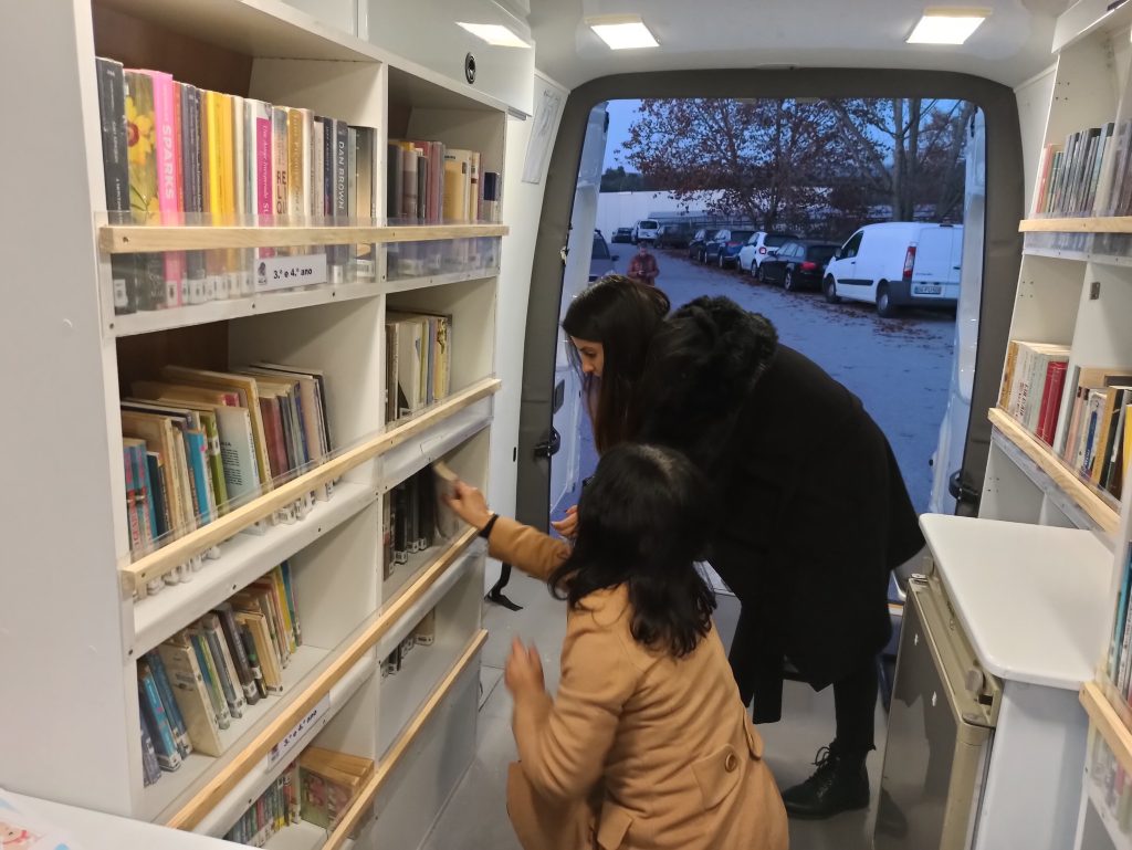  Nelas: Biblioteca móvel leva livros aos trabalhadores das empresas - Jornal do Centro