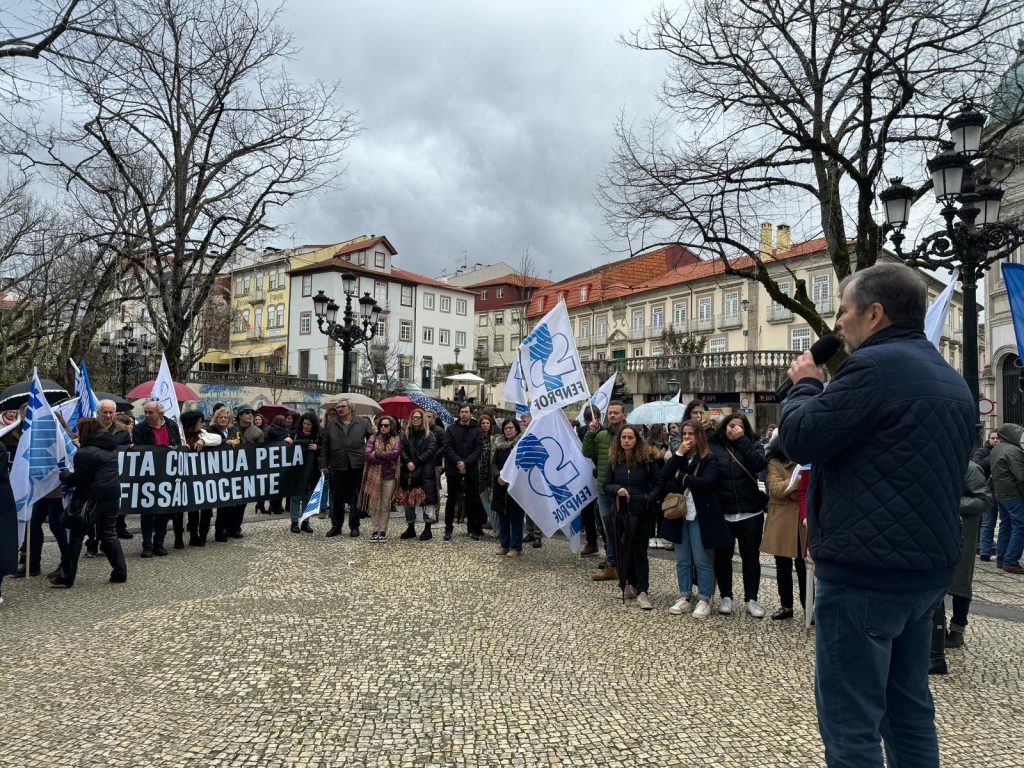  Professores em campanha por Viseu para exigir cumprimento de promessas eleitorais - Jornal do Centro
