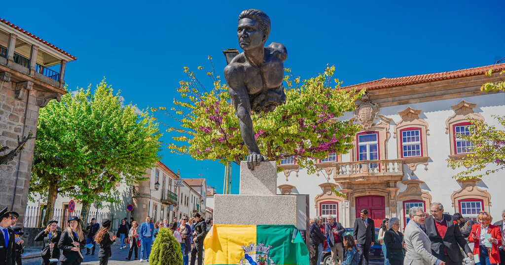  Ex-presidente da Câmara homenageado com monumento em Moimenta da Beira - Jornal do Centro
