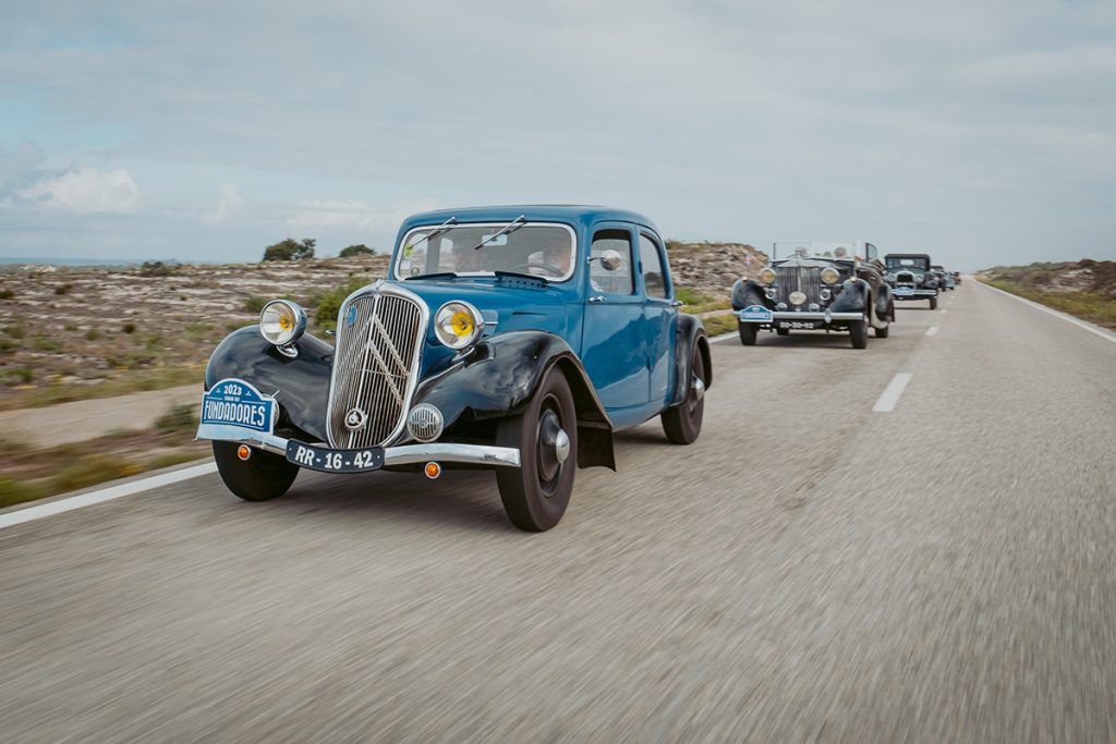  Corrida de carros antigos na estrada em setembro