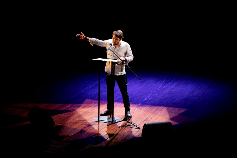  Pedro Lamares declama poesia no Teatro Viriato - Jornal do Centro
