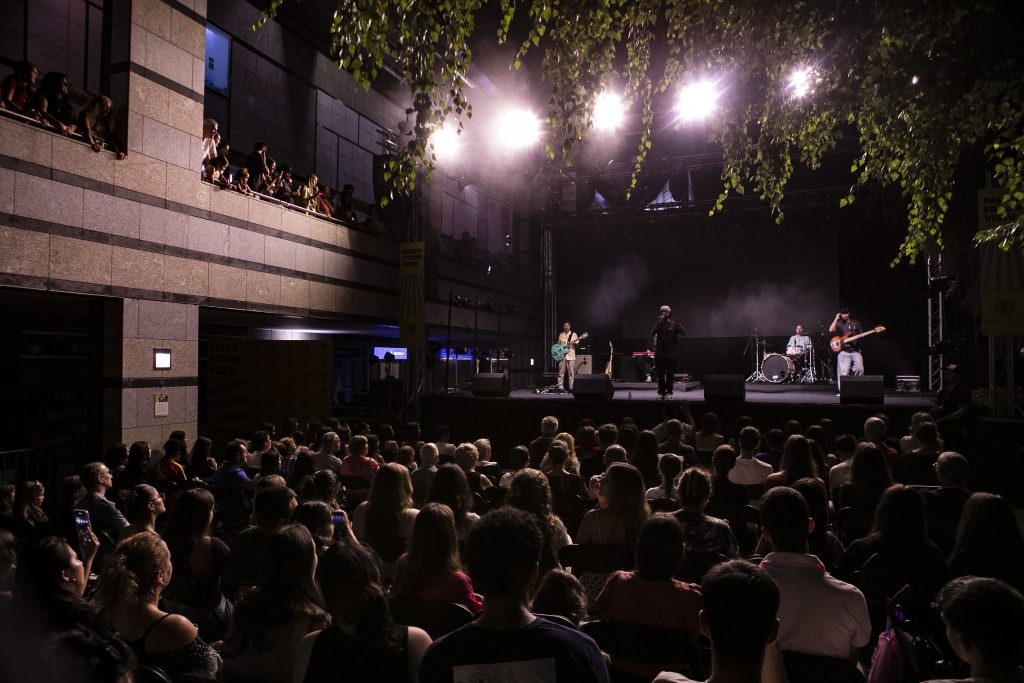  Centenas de pessoas assistiram a David Fonseca, Domingues e Masha e o Urso no Forum Viseu - Jornal do Centro