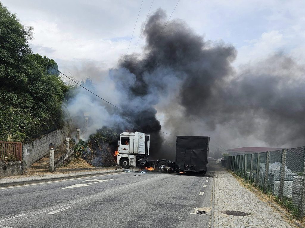  Camião palco arde na Estrada Nacional 226 em Lamego - Jornal do Centro