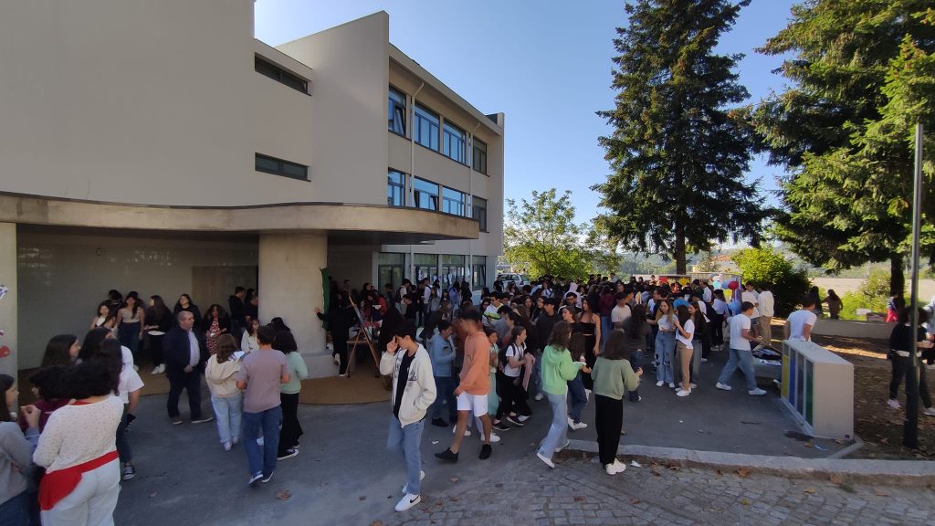  Governo reabilita escolas para valorizar o papel dos professores, mas ainda há quem espere dotação - Jornal do Centro
