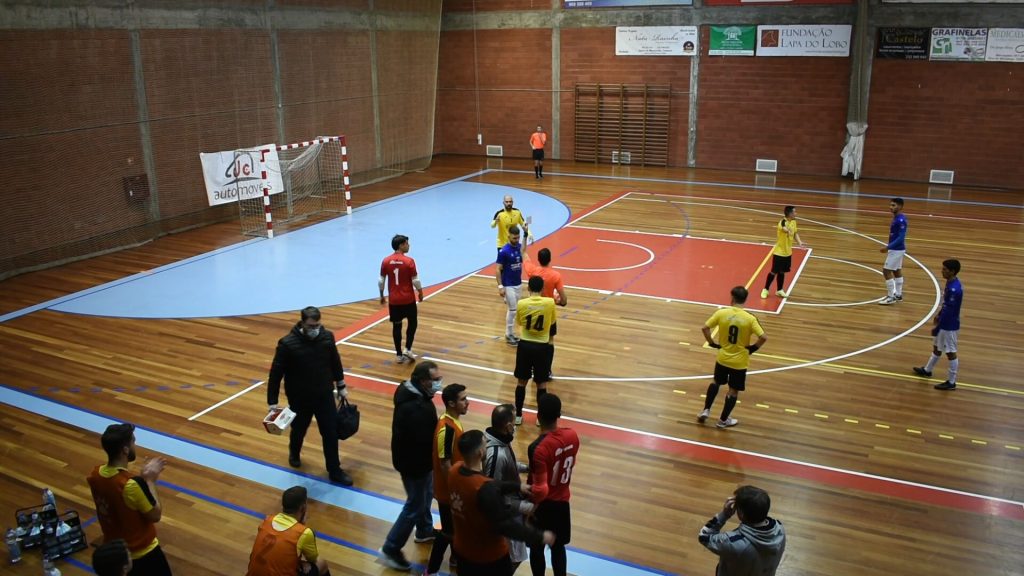  Cartão branco mostrado a jogador que admitiu não ter sofrido penálti - Jornal do Centro