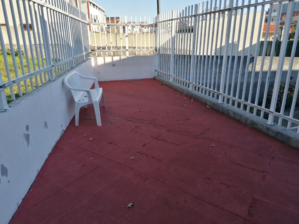  Pais queixam-se de falta de funcionários e reclamam obras no Jardim de Marzovelos - Jornal do Centro