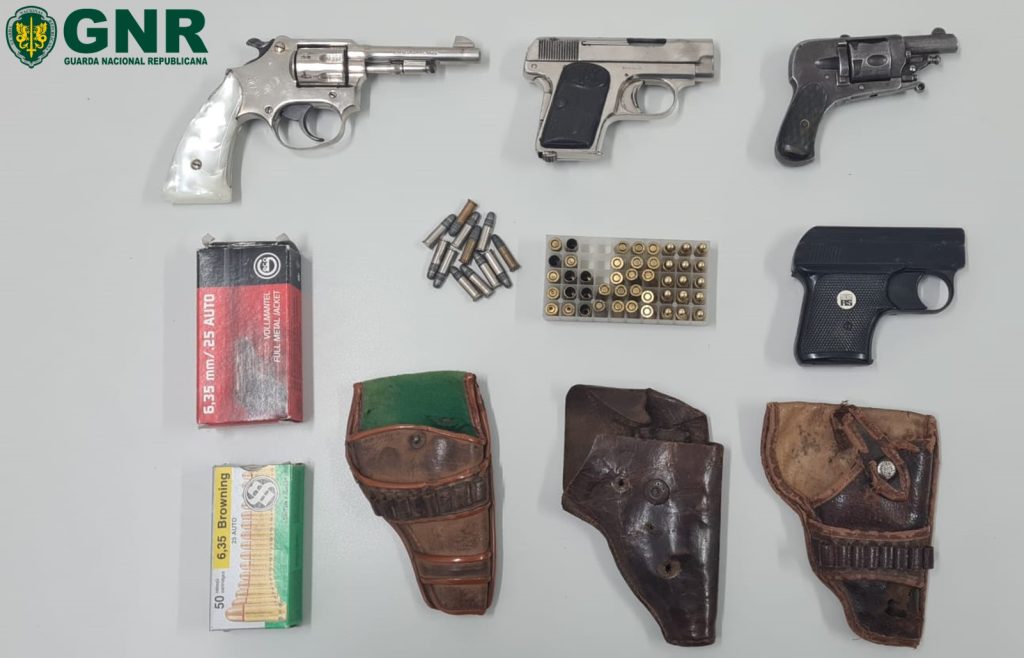  Homem coleciona armas em casa e é detido por posse ilegal - Jornal do Centro