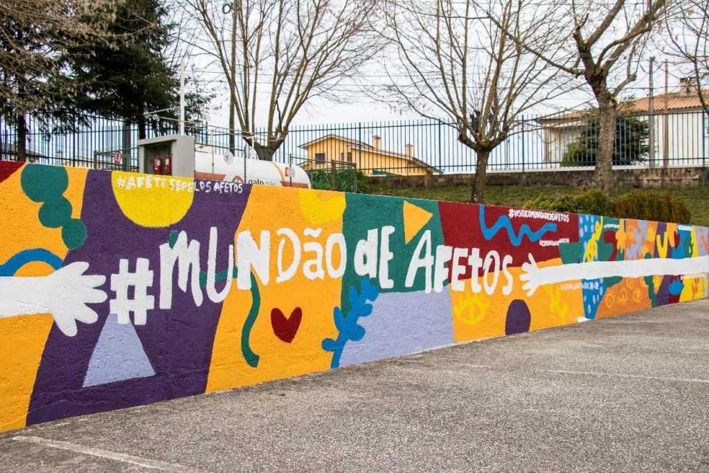  Escola de Mundão tem um “mural de afetos” pintado pelos alunos - Jornal do Centro