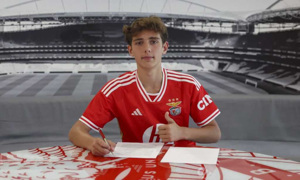  Começou a jogar futebol no Canas de Senhorim e assina agora contrato com o Benfica - Jornal do Centro
