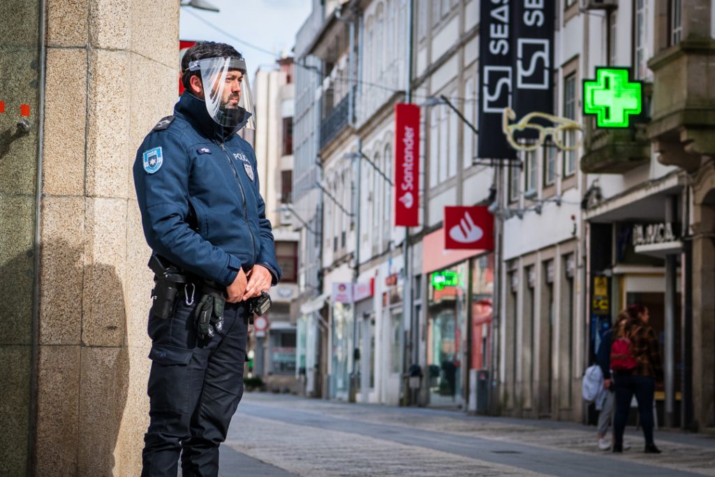  Covid-19: Mais de nove mil cidadãos em confinamento foram fiscalizados pela PSP - Jornal do Centro