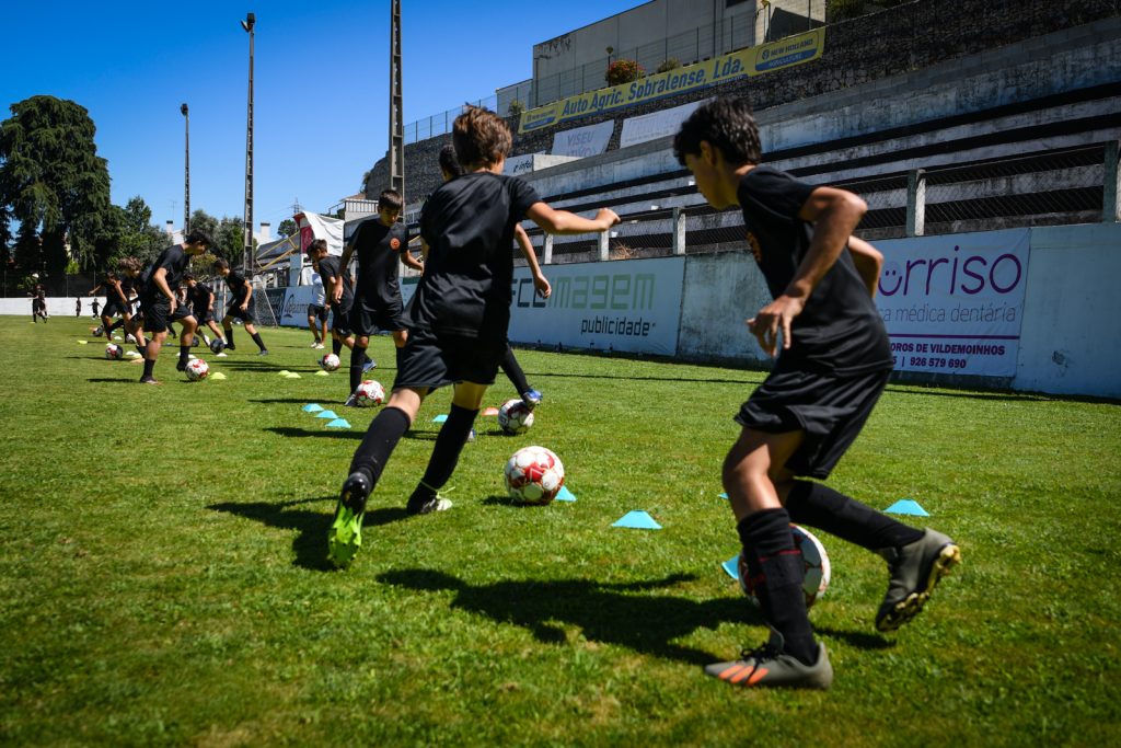  Futebol: Centenas de jovens em “curso intensivo de verão” no estádio do Lusitano - Jornal do Centro