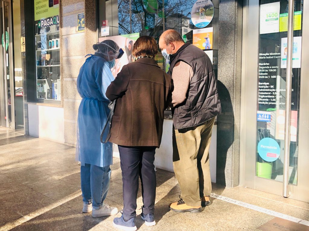  Covid-19: a um dia da passagem de ano, volta a corrida aos testes - Jornal do Centro