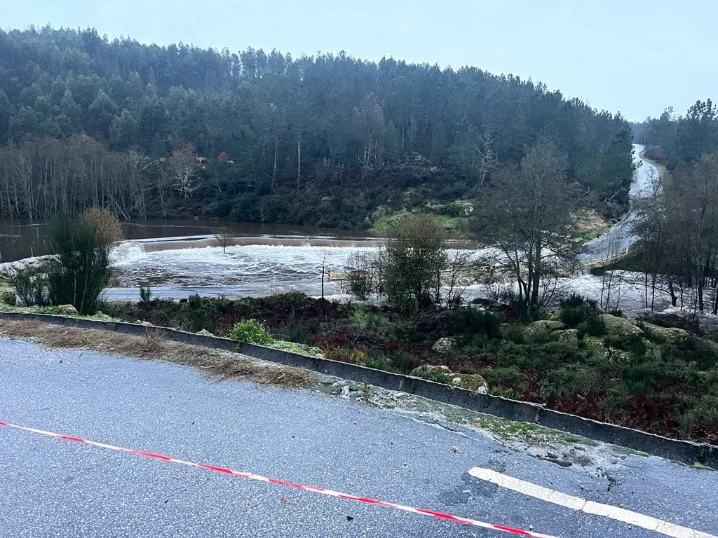  Subida da água do rio corta estradas em Penalva do Castelo - Jornal do Centro