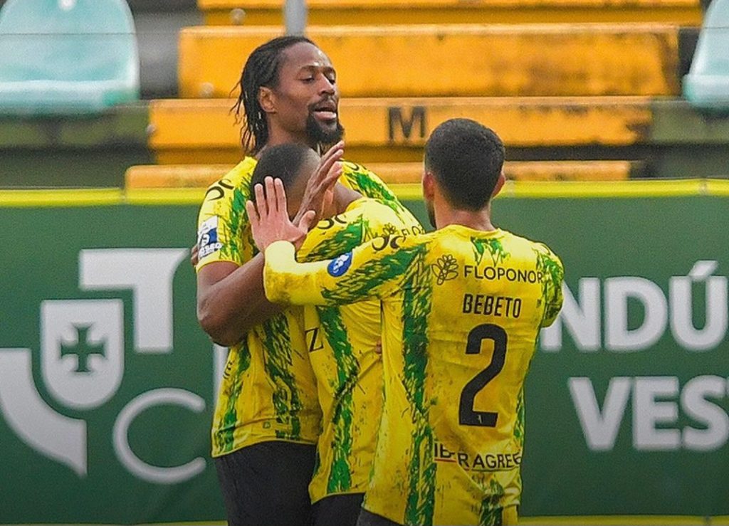  Belenenses e Tondela empatam sem golos - Jornal do Centro