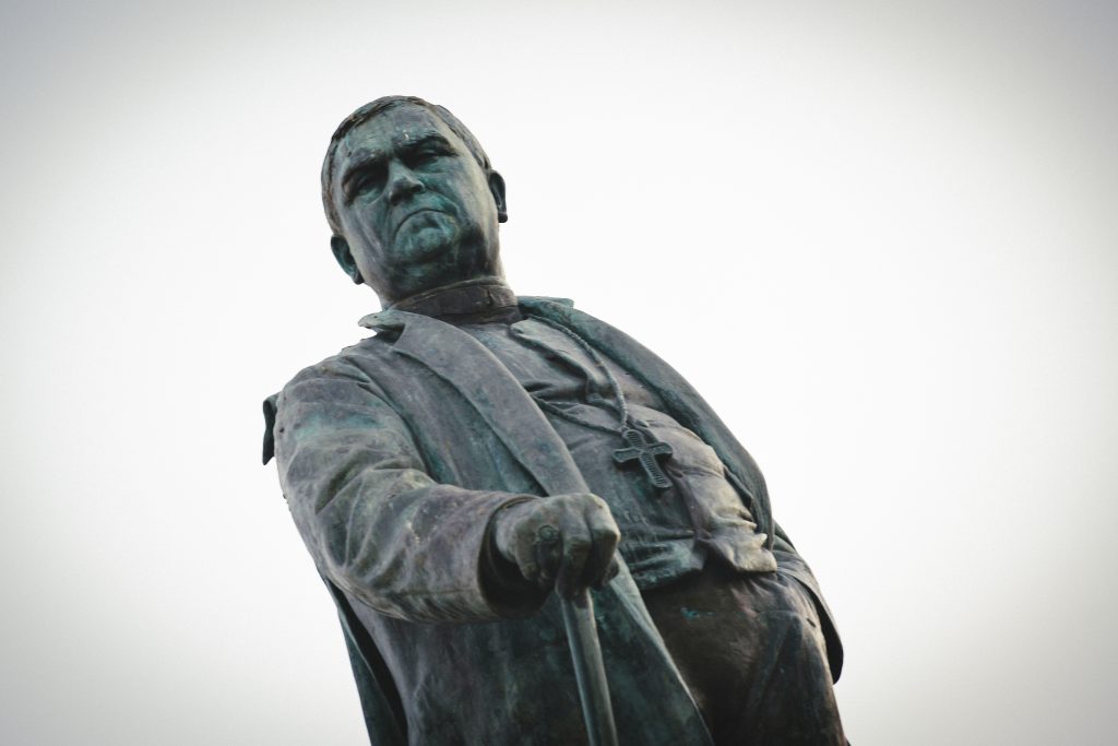  Exposição apresenta obra inspirada em álbum onde aparece antigo bispo de Viseu - Jornal do Centro