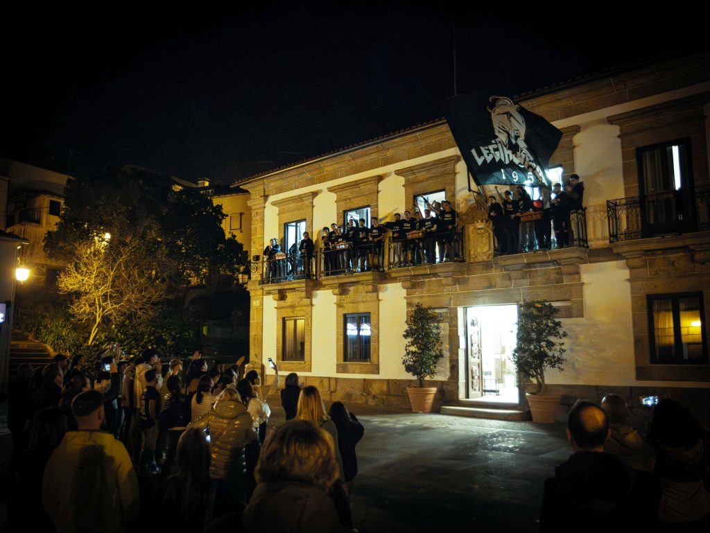  Jogadores do Santacombadense em festa e recebidos na Câmara depois de título de sub-23 distrital - Jornal do Centro