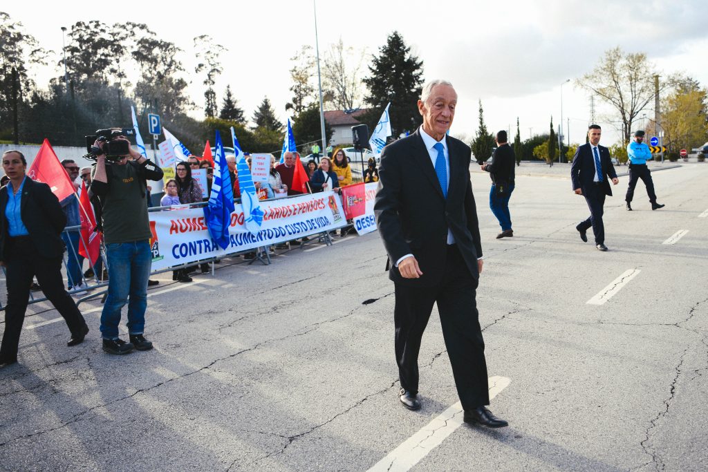  Professores manifestaram-se para Marcelo e Costa, mas só o Presidente da República apareceu - Jornal do Centro