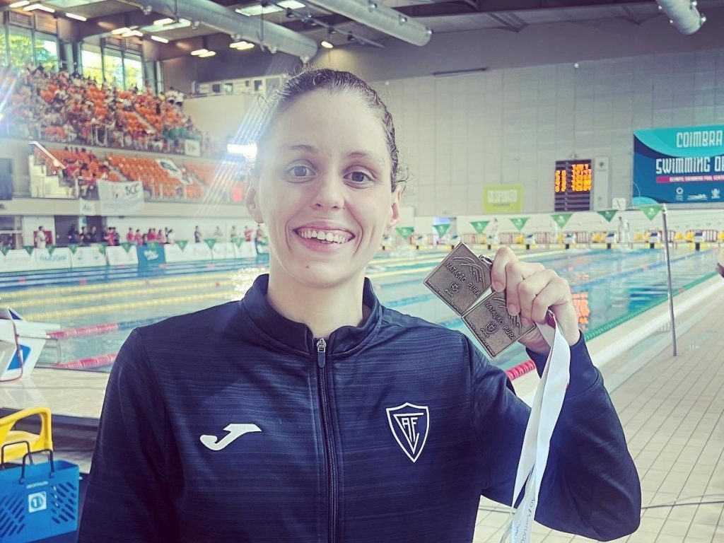  Nadadora do Académico de Viseu vence duas medalhas de ouro no Campeonato Nacional - Jornal do Centro