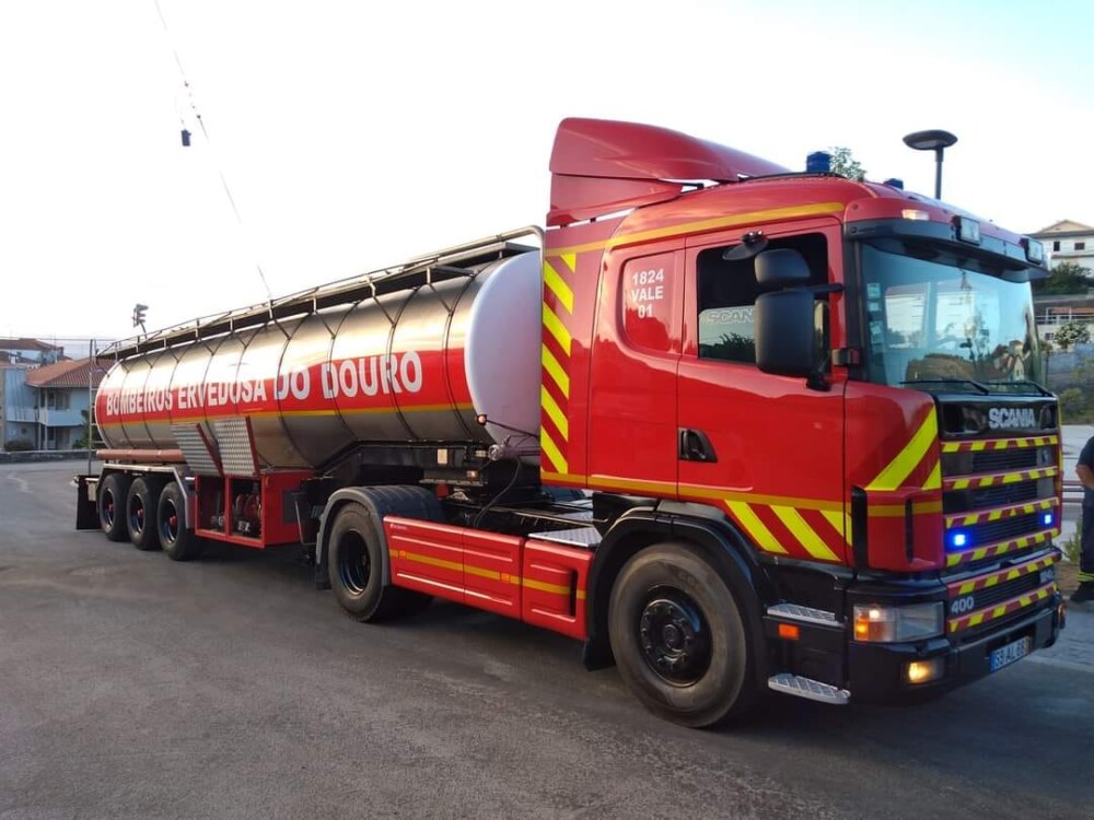  Bombeiros chamados para limpar estrume deixado na EN222, no Douro - Jornal do Centro