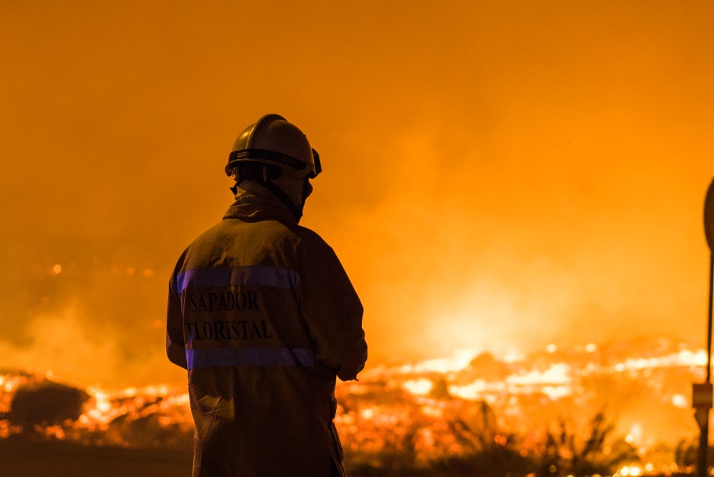  Incêndios: dezenas de pessoas retiradas de casas e levadas para IPSS’s em Mangualde. Tropa reforça combate - Jornal do Centro