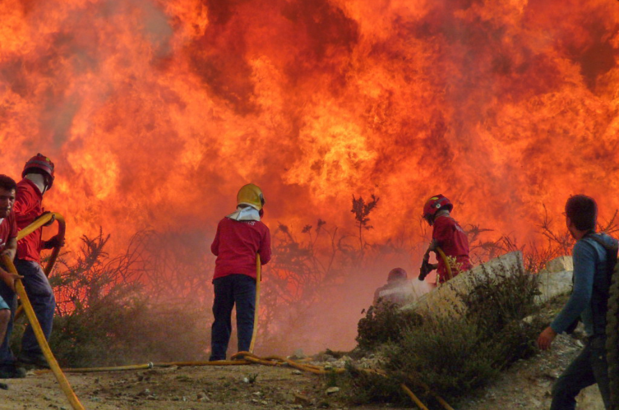  Penalva do Castelo: ardeu carro dos bombeiros e vento dificulta combate aos incêndios - Jornal do Centro