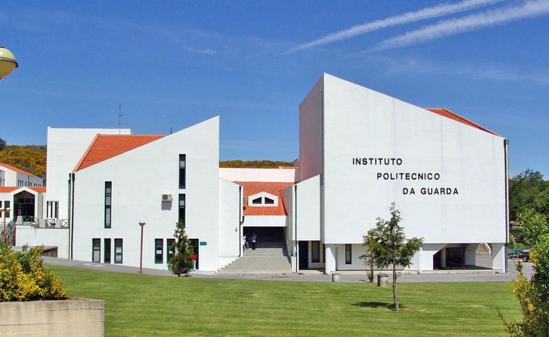  Politécnico da Guarda transforma cerejas, pêssegos e mirtilos em suplementos alimentares - Jornal do Centro